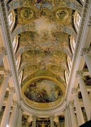 Uitzicht op de Koningsgalerij en gewelfd plafond met God tussen engelen, en De Opstanding van Christus (apsis gewelf) geschilderd in samenwerking met Charles de Lafosse en Jean Jouvenet